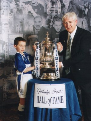 lewis&dad&facup1.jpg - 31kb